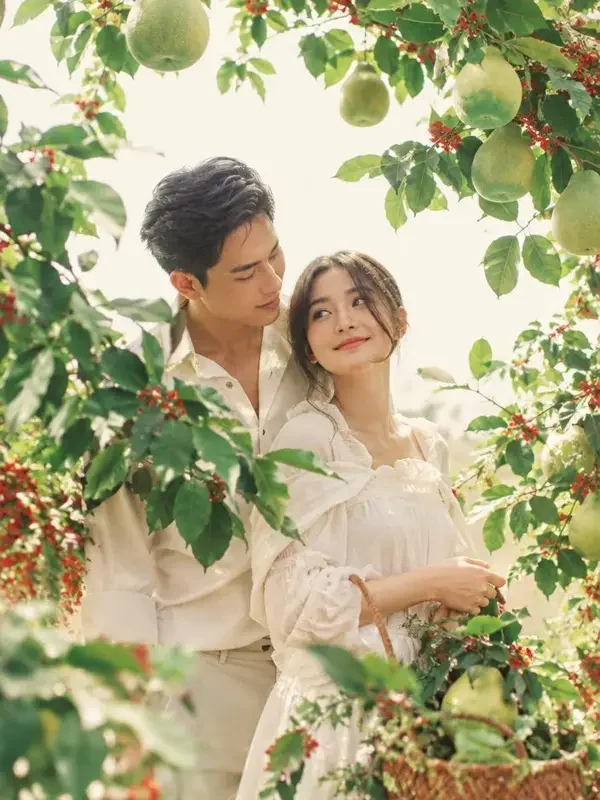 在线短剧《蜜柚时光》封面海报，男女主角在阳光果园中分享柚子